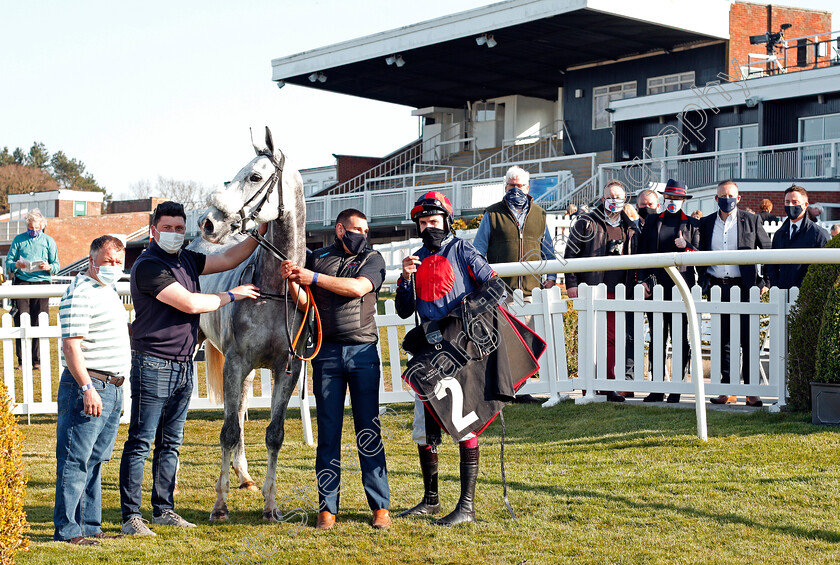 Ripper-Roo-0009 
 RIPPER ROO (Aidan Coleman) with Olly Murphy and owners after The Mansionbet App Maiden Hurdle
Market Rasen 19 Apr 2021 - Pic Steven Cargill / Racingfotos.com