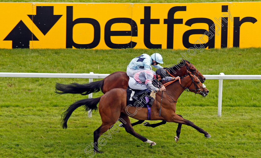 Reina-Del-Mar-0006 
 REINA DEL MAR (farside, Oisin Murphy) beats SCAMPI (nearside) in The Read Ryan Moore On Betting.Betfair Handicap 
Newbury 10 Jun 2021 - Pic Steven Cargill / Racingfotos.com