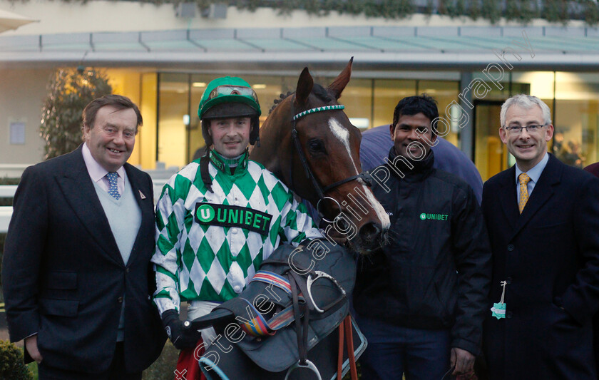 Downtown-Getaway-0004 
 DOWNTOWN GETAWAY (Nico De Boinville) with Nicky Henderson and Anthony Bromily after The Matchbook British EBF National Hunt Novices Hurdle
Ascot 19 Jan 2019 - Pic Steven Cargill / Racingfotos.com