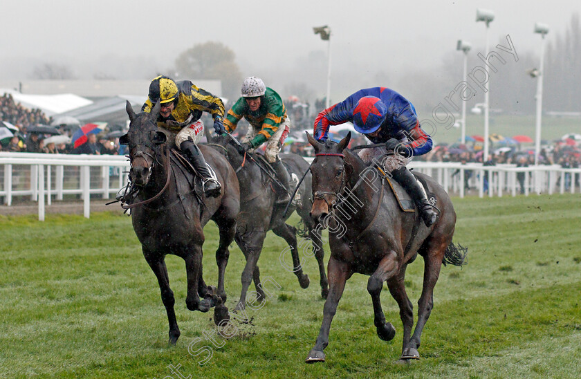 Splash-Of-Ginge-0005 
 SPLASH OF GINGE (right, Tom Bellamy) beats STARCHITECT (left) in The BetVictor Gold Cup Cheltenham 18 Nov 2017 - Pic Steven Cargill / Racingfotos.com