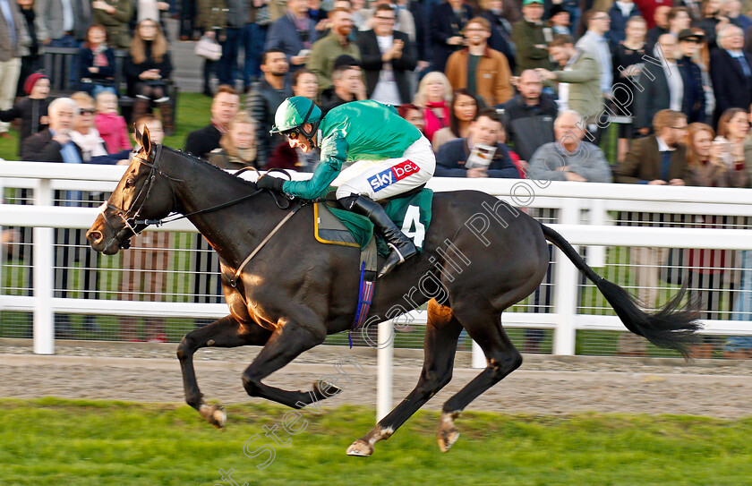 Calett-Mad-0004 
 CALETT MAD (Daryl Jacob) wins The Junior Jumpers Novices Hurdle Cheltenham 28 oct 2017 - Pic Steven Cargill / Racingfotos.com