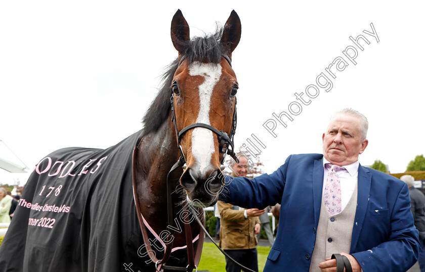 Changingoftheguard-0012 
 CHANGINGOFTHEGUARD after The Boodles Chester Vase
Chester 4 May 2022 - Pic Steven Cargill / Racingfotos.com