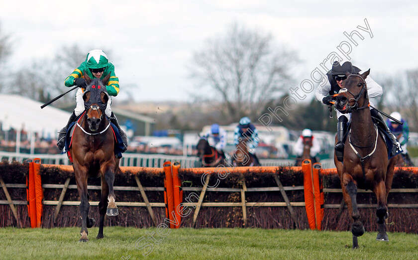 Sire-Du-Berlais-0004 
 SIRE DU BERLAIS (left, Mark Walsh) beats FLOORING PORTER (right) in The JRL Group Liverpool Hurdle
Aintree 9 Apr 2022 - Pic Steven Cargill / Racingfotos.com