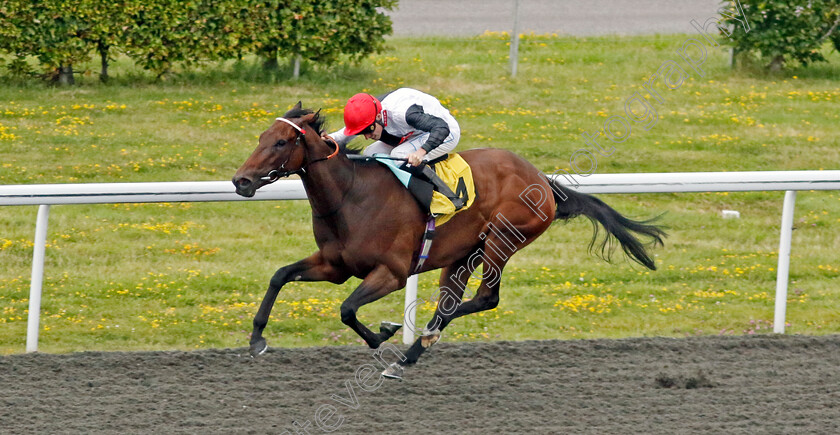 Gutsy-Girl-0004 
 GUTSY GIRL (Kieran Shoemark) wins The Unibet Zero% Mission Handicap
Kempton 16 Jul 2024 - Pic Steven Cargill / Racingfotos.com