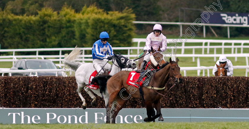 Harper s-Brook-0001 
 loose horse jumps across winner HARPER'S BROOK (pink, Ben Jones) and SACRE COEUR (blue, Tristan Durrell) at the 3rd last in The Virgin Bet Every Saturday Money Back Handicap Chase
Sandown 3 Feb 2024 - Pic Steven Cargill / Racingfotos.com