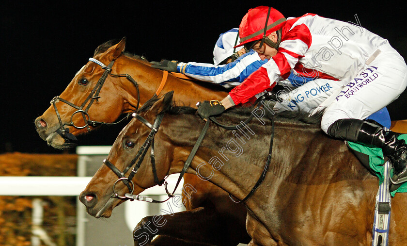 Johnny-Drama-0008 
 JOHNNY DRAMA (farside, Silvestre De Sousa) beats SINJAARI (nearside) in The Unibet Wild Flower Stakes
Kempton 2 Dec 2020 - Pic Steven Cargill / Racingfotos.com