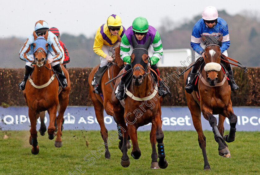 Beau-Bay-and-Diego-Du-Charmil-0002 
 BEAU BAY (centre, Sam Twiston-Davies) with DIEGO DU CHARMIL (right) Ascot 25 Mar 2018 - Pic Steven Cargill / Racingfotos.com