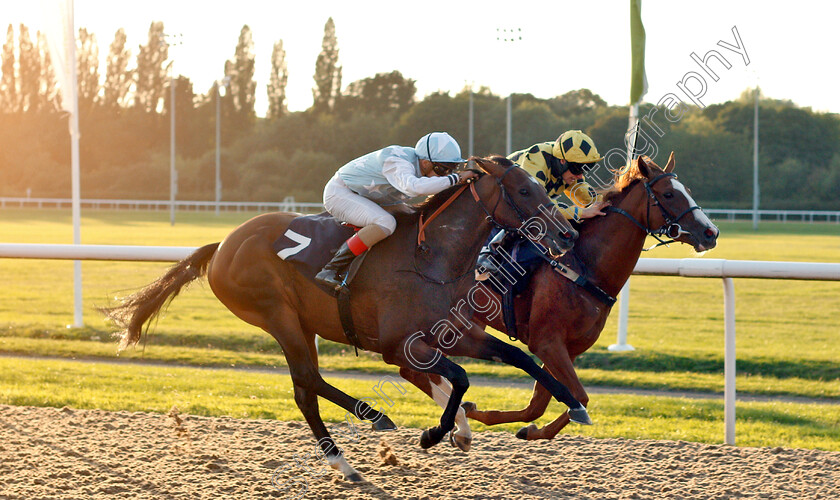 Minnelli-0001 
 MINNELLI (farside, Jason Hart) beats EMILY'S SEA (nearside) in The Hellermanntyton Insulation Maiden Auction Fillies Stakes
Wolverhampton 5 Sep 2018 - Pic Steven Cargill / Racingfotos.com