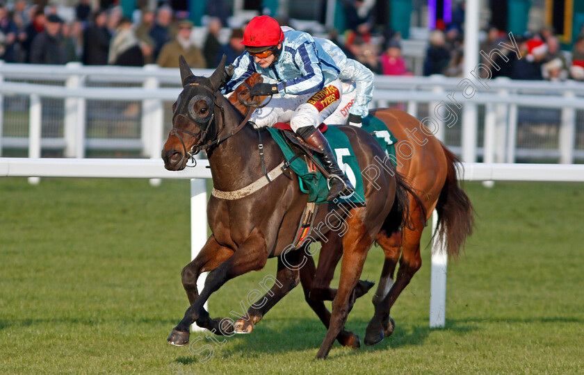 Smaoineamh-Alainn-0001 
 SMAOINEAMH ALAINN (James Best) wins The Catesby Handicap Hurdle Cheltenham 15 Dec 2017 - Pic Steven Cargill / Racingfotos.com