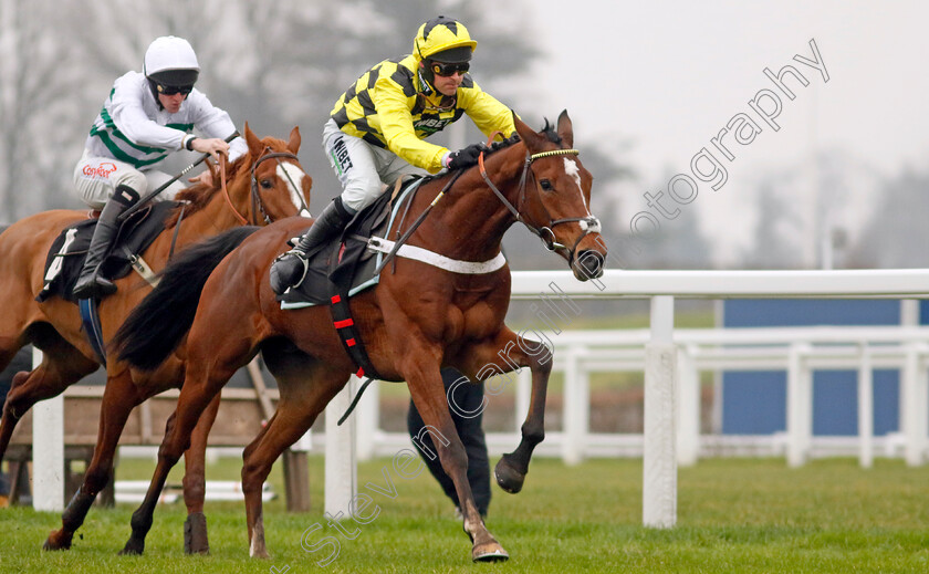 Lulamba-0004 
 LULAMBA (Nico de Boinville) wins the Betmgm Juvenile Hurdle
Ascot 18 Jan 2025 - Pic Steven Cargill / Racingfotos.com