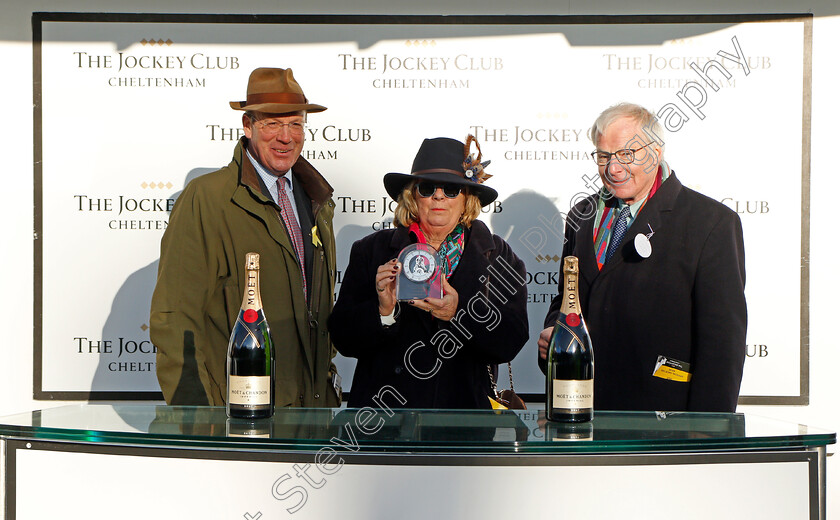 Datsalrightgino-0004 
 Presentation for The British EBF National Hunt Novices Hurdle won by DATSALRIGHTGINO
Cheltenham 10 Dec 2021 - Pic Steven Cargill / Racingfotos.com