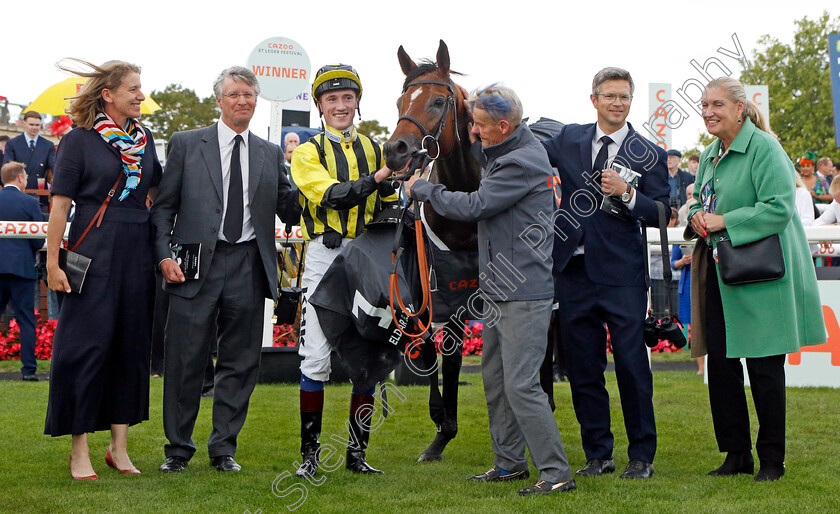 Eldar-Eldarov-0015 
 ELDAR ELDAROV (David Egan) with Roger Varian and connections after The Cazoo St Leger Stakes
Doncaster 11 Sep 2022 - Pic Steven Cargill / Racingfotos.com