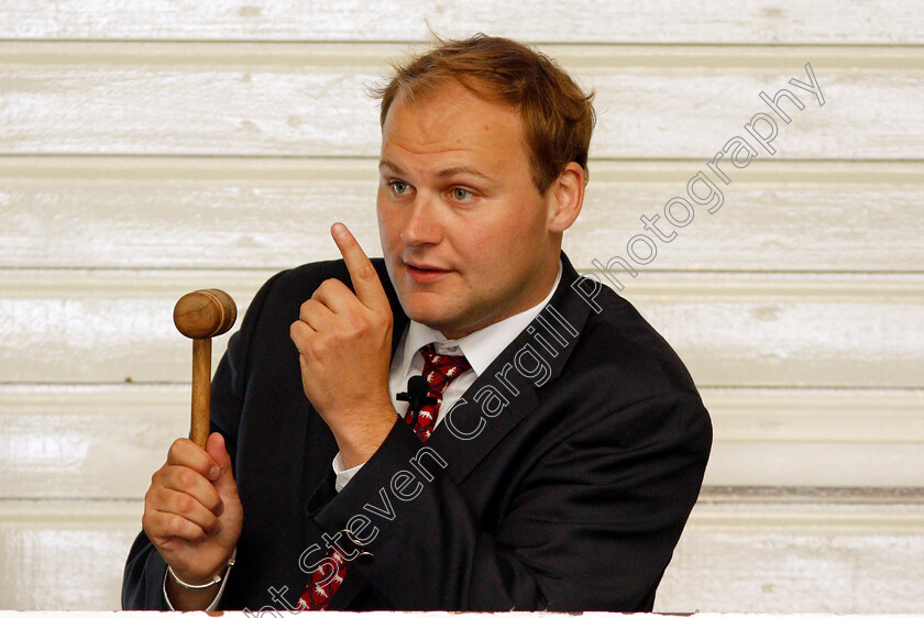 Matt-Hall-0001 
 Auctioneer Matt Hall at Ascot Yearling Sale 12 Sep 2017 - Pic Steven Cargill / Racingfotos.com