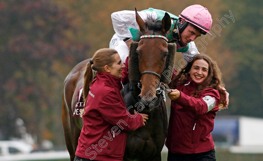 Bluestocking-0029 
 BLUESTOCKING (Rossa Ryan) winner of The Qatar Prix de l'Arc de Triomphe 
Longchamp 6 Oct 2024 - Pic Steven Cargill / Racingfotos.com