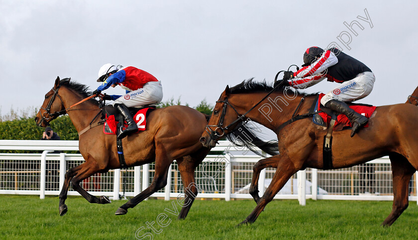 Deafening-Silence-0004 
 DEAFENING SILENCE (right, Harry Skelton) beats INSURRECTION (left) in The Betfair Beacons Winter Novices Hurdle
Sandown 8 Dec 2023 - pic Steven Cargill / Racingfotos.com