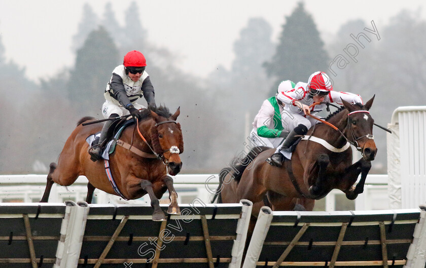 Altobelli-0002 
 ALTOBELLI (left, Bryan Carver) beats ASTON MARTINI (right) in The Betmgm Holloway's Handicap Hurdle
Ascot 18 Jan 2025 - Pic Steven Cargill / Racingfotos.com