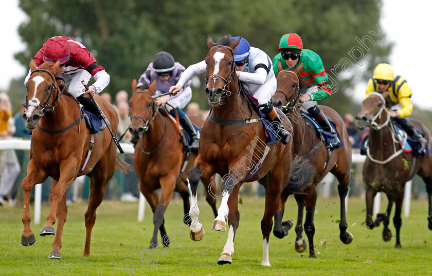 Premiere-Beauty-0002 
 PREMIERE BEAUTY (centre, Dylan Hogan) beats NAMMOS (left) in The British EBF Fillies Novice Stakes
Yarmouth 15 Sep 2022 - Pic Steven Cargill / Racingfotos.com