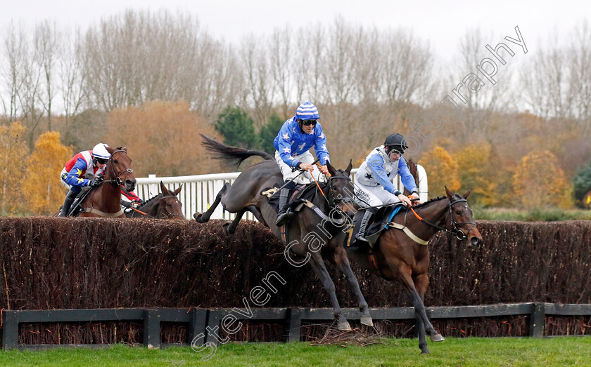 Marsh-Wren-0001 
 MARSH WREN (right, Ciaran Gethings) beats MALAITA (centre) in The Duncan Smith Over The Hill Birthday Mares Novices Handicap Chase
Warwick 22 Nov 2023 - Pic Steven Cargill / Racingfotos.com