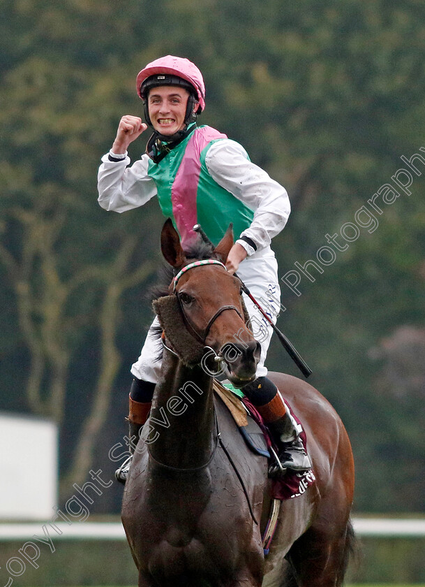 Bluestocking-0018 
 BLUESTOCKING (Rossa Ryan) winner of The Qatar Prix de l'Arc de Triomphe 
Longchamp 6 Oct 2024 - Pic Steven Cargill / Racingfotos.com