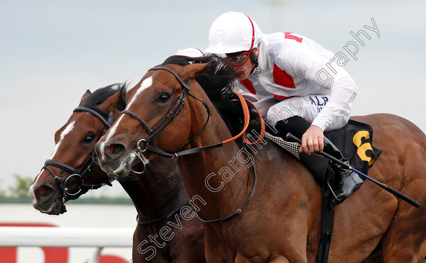 King s-Slipper-0008 
 KING'S SLIPPER (right, Adam Kirby) beats CROQUE MONSIEUR (left) in The 32red.com Handicap
Kempton 29 Aug 2018 - Pic Steven Cargill / Racingfotos.com