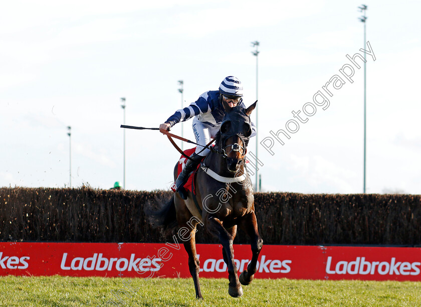 Katate-Dori-0002 
 KATATE DORI (Charlie Deutsch) wins The Ladbrokes Trophy Handicap Chase
Kempton 22 Feb 2025 - Pic Steven Cargill / Racingfotos.com