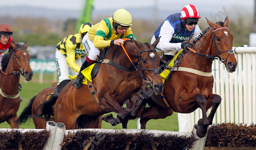 The-Jukebox-Man-and-Kyntara-0001 
 THE JUKEBOX MAN (right, Kielan Woods) with KYNTARA (left, Charlie Deutsch)
Aintree 12 Apr 2024 - Pic Steven Cargill / Racingfotos.com