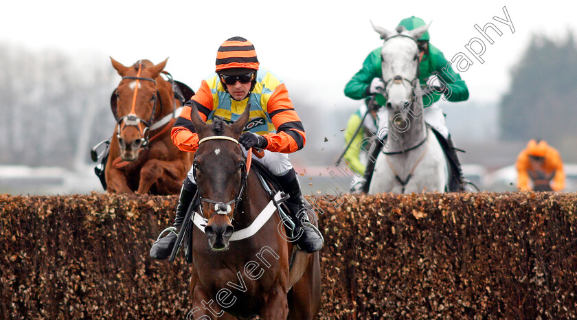 Might-Bite-0008 
 MIGHT BITE (Nico de Boinville) wins The Betway Bowl Chase Aintree 12 Apr 2018 - Pic Steven Cargill / Racingfotos.com