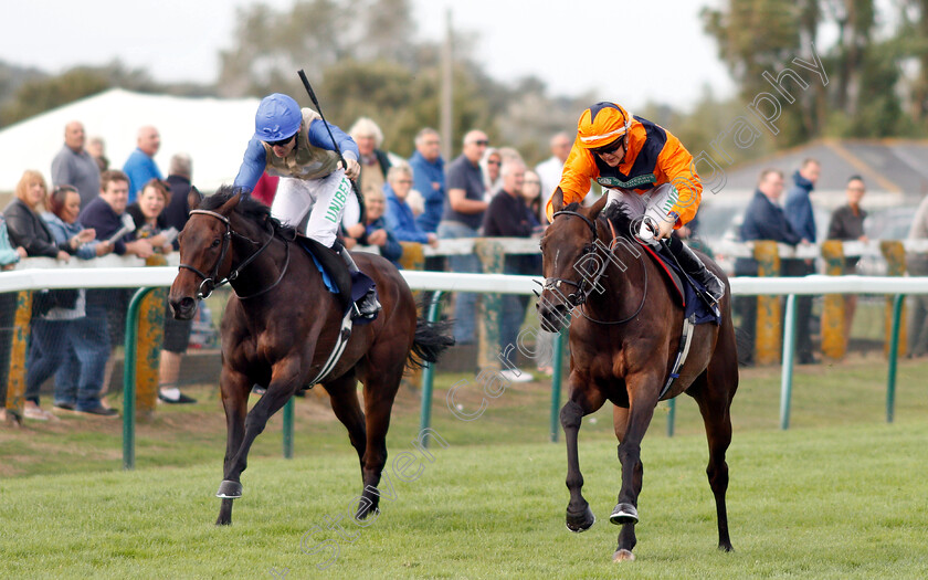 Potters-Lady-Jane-0001 
 POTTERS LADY JANE (Josephine Gordon) beats FLORIA TOSCA (left) in The British EBF Fillies Handicap
Yarmouth 20 Sep 2018 - Pic Steven Cargill / Racingfotos.com