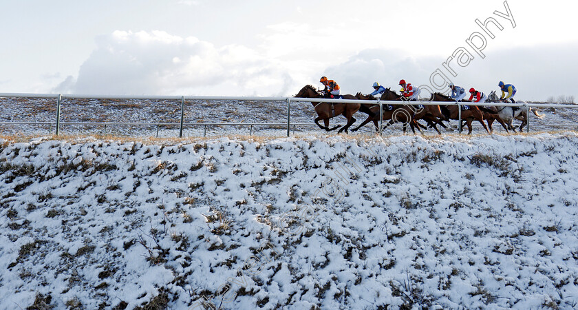 Lingfield-0008 
 Action in the snow at Lingfield in race won by FRENCH MIX (red cap, 2nd right) 27 Feb 2018 - Pic Steven Cargill / Racingfotos.com