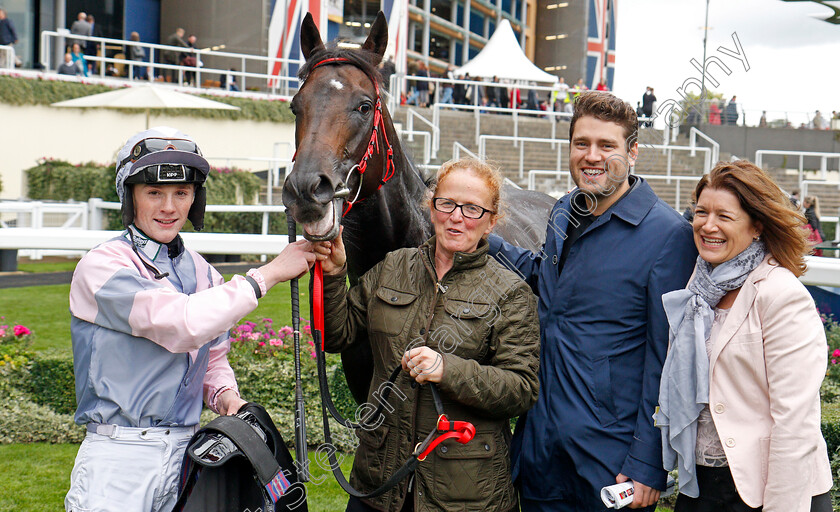 Erissimus-Maximus-0006 
 ERISSIMUS MAXIMUS (Lewis Edmunds) with Shelley Dwyer and owners after The Mcgee Lighthouse Club Handicap Ascot 7 Oct 2017 - Pic Steven Cargill / Racingfotos.com