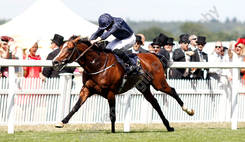 Hunting-Horn-0004 
 HUNTING HORN (Ryan Moore) wins The Hampton Court Stakes
Royal Ascot 21 Jun 2018 - Pic Steven Cargill / Racingfotos.com