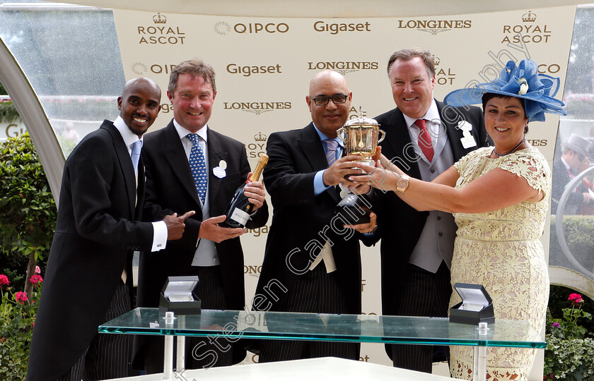 Signora-Cabello-0012 
 Presentation by Sir Mo Farah to Phoenix Thoroughbred and Zen Racing for The Queen Mary Stakes won by SIGNORA CABELLO
Royal Ascot 20 Jun 2018 - Pic Steven Cargill / Racingfotos.com