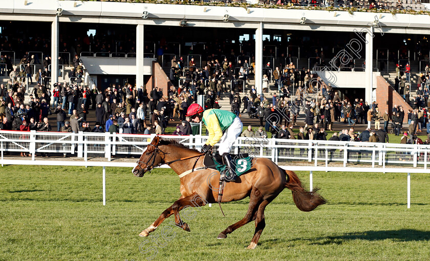 Sizing-Tennessee-0005 
 SIZING TENNESSEE (Bryan Cooper) wins The Horse Comes First Novices Chase Cheltenham 15 Dec 2017 - Pic Steven Cargill / Racingfotos.com