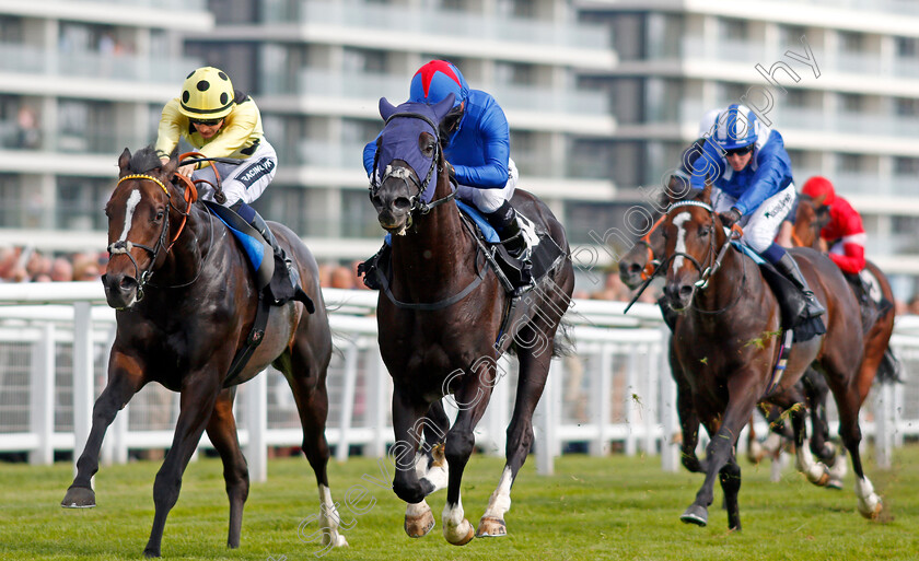 Fennaan-0003 
 FENNAAN (centre, Jimmy Fortune) beats SAM GOLD (left) in The Wedgewood Estates EBF Novice Stakes Div1 Newbury 23 Sep 2017 - Pic Steven Cargill / Racingfotos.com