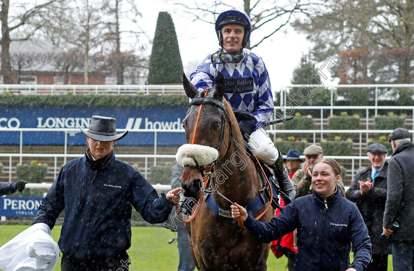 Does-He-Know-0006 
 DOES HE KNOW (David Bass) after The Bateaux London Reynoldstown Novices Chase
Ascot 19 Feb 2022 - Pic Steven Cargill / Racingfotos.com