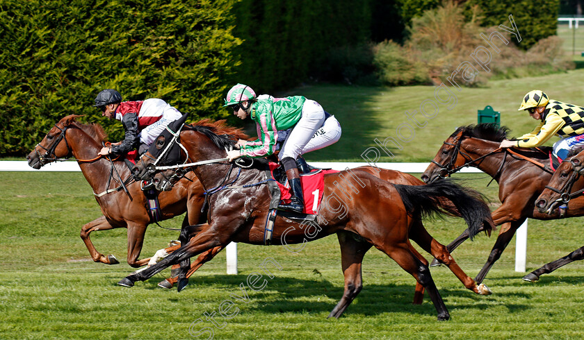 Spoof-0006 
 SPOOF (nearside, Callum Shepherd) beats THE GOLDEN CUE (farside) in The Watch Racing UK On Sky 432 Nursery Sandown 1 Sep 2017 - Pic Steven Cargill / Racingfotos.com