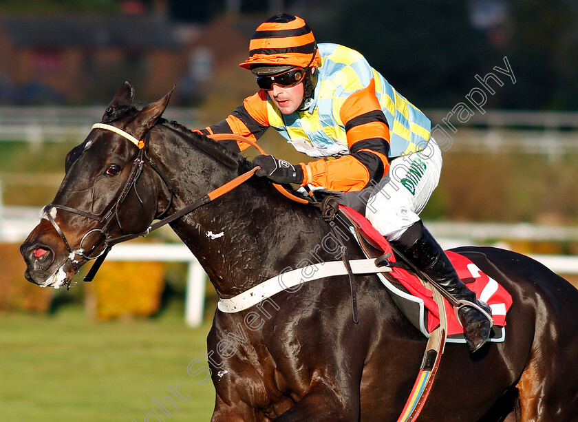 Might-Bite-0006 
 MIGHT BITE (Nico de Boinville) wins The 188bet Future Stars Intermediate Chase Sandown 12 Nov 2017 - Pic Steven Cargill / Racingfotos.com