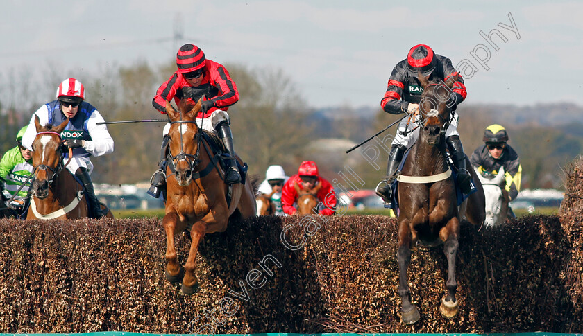 Midnight-River-0001 
 MIDNIGHT RIVER (left, Harry Skelton) beats BOWTOGREATNESS (right) in The William Hill Handicap Chase
Aintree 15 Apr 2023 - Pic Steven Cargill / Racingfotos.com