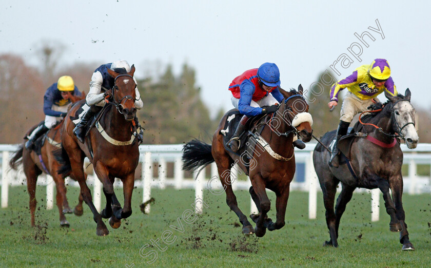 Roc-Of-Dundee-0003 
 ROC OF DUNDEE (centre, Peter Kavanagh) beats HOUI CHERIE (right) and ILOVETHENIGHTLIFE (left) in The British EBF Mares Open National Hunt Flat Race 
Ascot 19 Feb 2022 - Pic Steven Cargill / Racingfotos.com