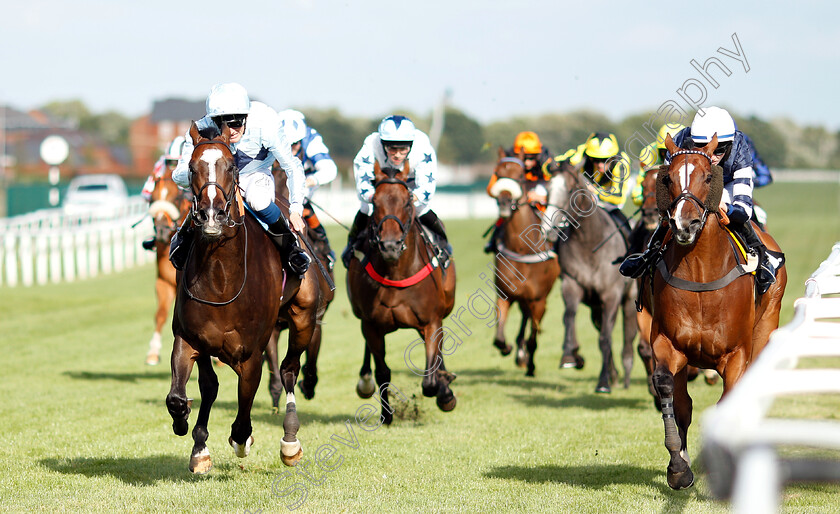 Misu-Pete-0002 
 MISU PETE (right, Darragh Keenan) beats ABEL TASMAN (left) in The Mobile Pimm's Bars Apprentice Handicap
Newbury 17 Aug 2018 - Pic Steven Cargill / Racingfotos.com