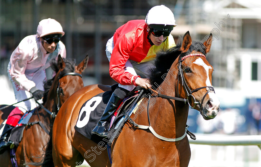 Invincible-Peace-0001 
 INVINCIBLE PEACE (Luke Morris) Newbury 20 Apr 2018 - Pic Steven Cargill / Racingfotos.com