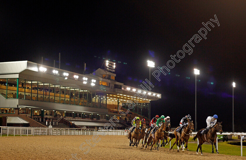 Wolverhampton-0001 
 Horses racing away from the stand at Wolverhampton 4 Jan 2018 - Pic Steven Cargill / Racingfotos.com