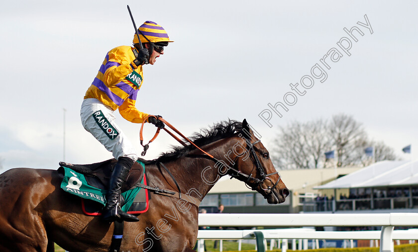 Gelino-Bello-0008 
 GELINO BELLO (Harry Cobden) wins The Cavani Menswear Sefton Novices Hurdle
Aintree 8 Apr 2022 - Pic Steven Cargill / Racingfotos.com