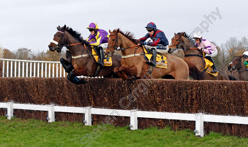 Le-Patron-0007 
 LE PATRON (left, David Noonan) beats COLONEL HARRY (right) in The Betfair Henry VIII Novices Chase
Sandown 9 Dec 2023 - Pic Steven Cargill / Racingfotos.com