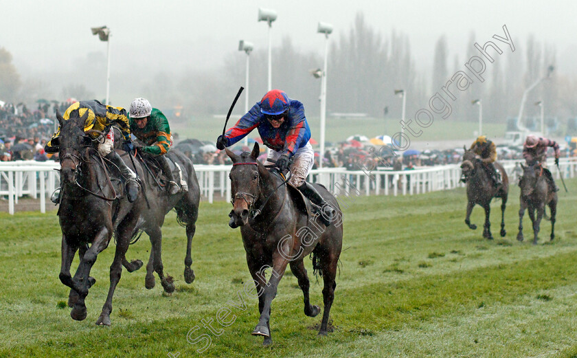 Splash-Of-Ginge-0002 
 SPLASH OF GINGE (right,Tom Bellamy) beats STARCHITECT (left) in The BetVictor Gold Cup Cheltenham 18 Nov 2017 - Pic Steven Cargill / Racingfotos.com