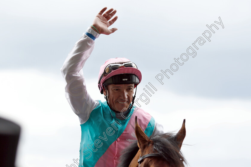 Frankie-Dettori-0001 
 Frankie Dettori after winning The Hampton Court Stakes on SANGARIUS
Royal Ascot 20 Jun 2019 - Pic Steven Cargill / Racingfotos.com