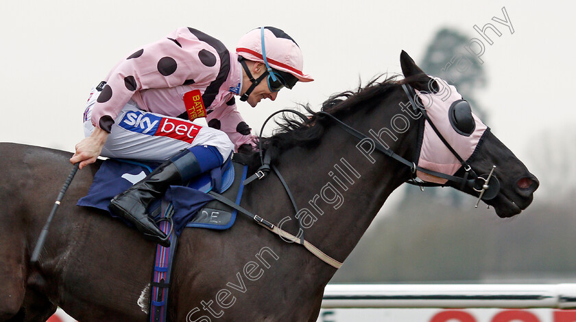 Black-Dave-0005 
 BLACK DAVE (Fran Berry) wins The Betway Classified Selling Stakes Lingfield 20 Dec 2017 - Pic Steven Cargill / Racingfotos.com