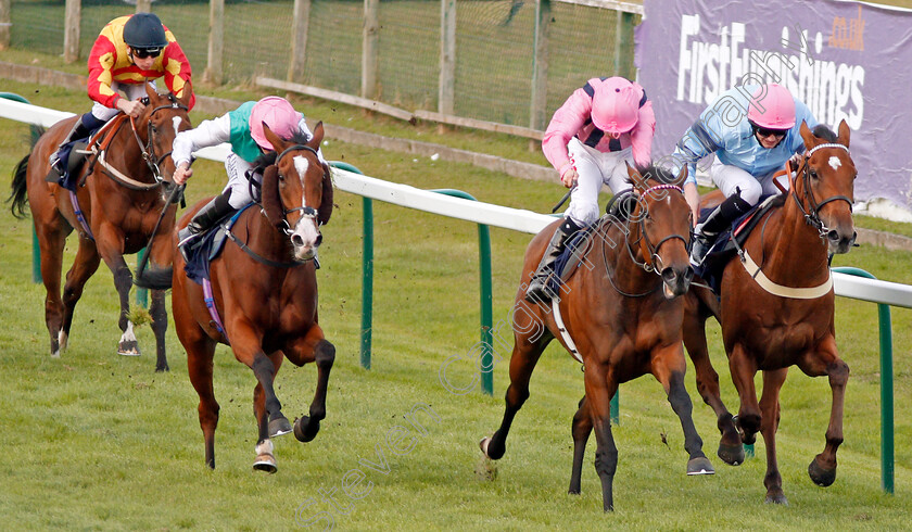 So-Sleek-0002 
 SO SLEEK (centre, Jamie Spencer) beats SEA TIDE (left) and VERNATTI (right) in The British EBF Fillies Handicap Yarmouth 21 Sep 2017 - Pic Steven Cargill / Racingfotos.com