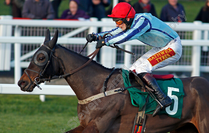 Smaoineamh-Alainn-0007 
 SMAOINEAMH ALAINN (James Best) wins The Catesby Handicap Hurdle Cheltenham 15 Dec 2017 - Pic Steven Cargill / Racingfotos.com