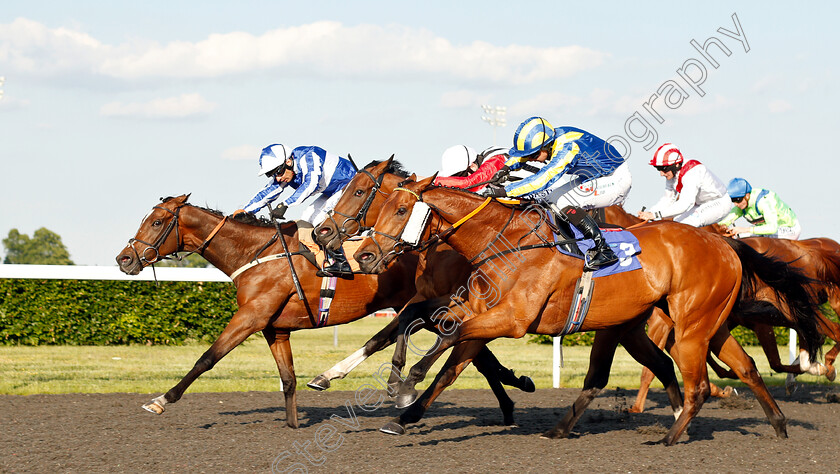 Bacacarat-0004 
 BACACARAT (left, Silvestre De Sousa) beats MANTON GRANGE (right) in The 32Red On The App Store Handicap
Kempton 22 May 2019 - Pic Steven Cargill / Racingfotos.com